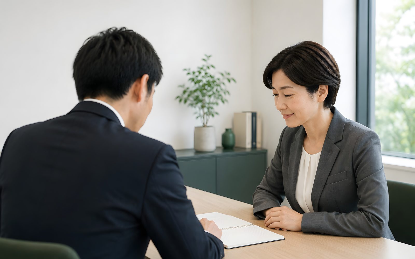 書類⁠を確認している様子